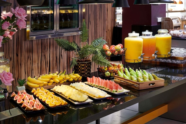 2 restaurants, serveren ontbijt, diner, moderne Europese gerechten