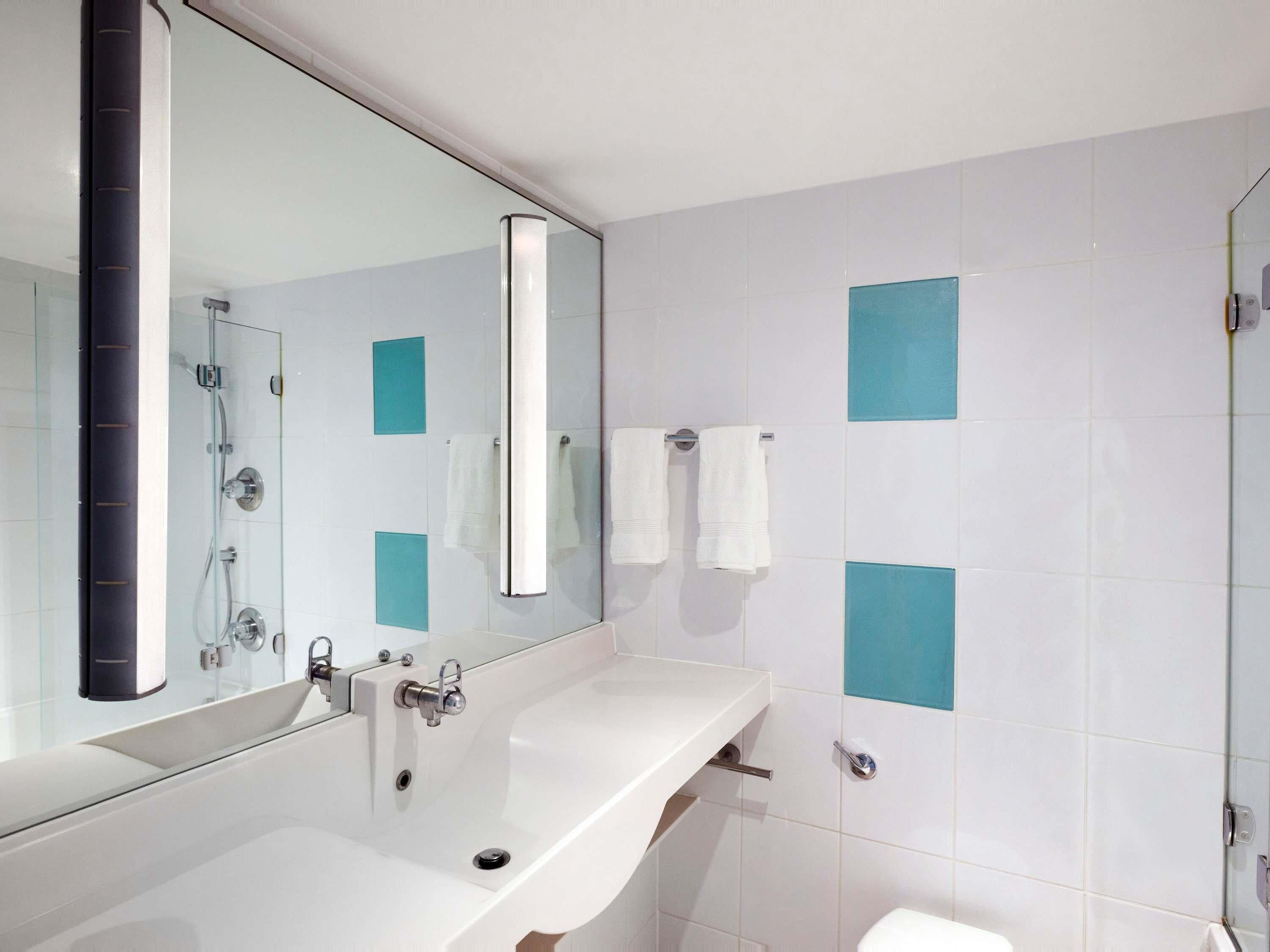 Articles de toilette écologiques, séchoir à cheveux, serviettes fournies