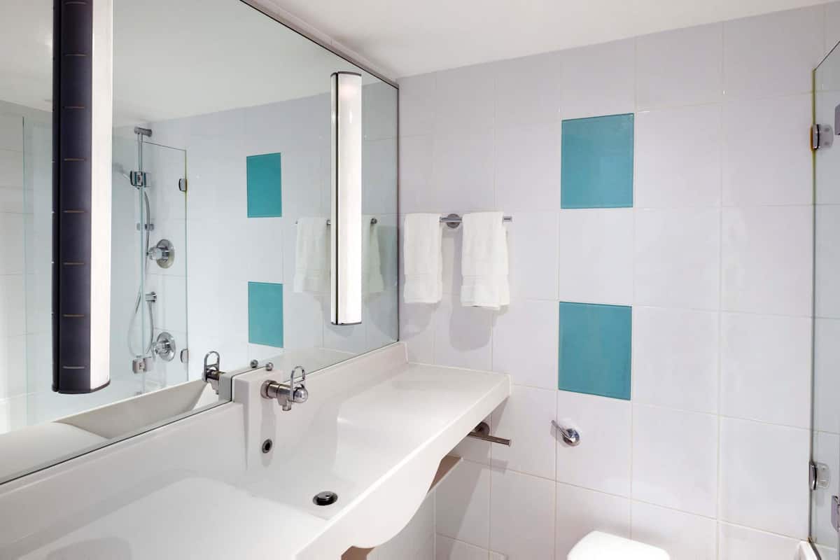 Articles de toilette écologiques, séchoir à cheveux, serviettes fournies