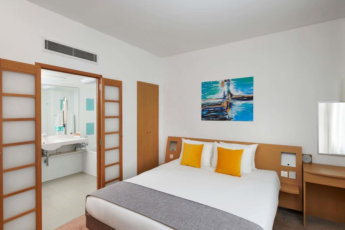 Habitación Premier, 1 cama Queen size (Executive) | Caja de seguridad en la habitación y escritorio