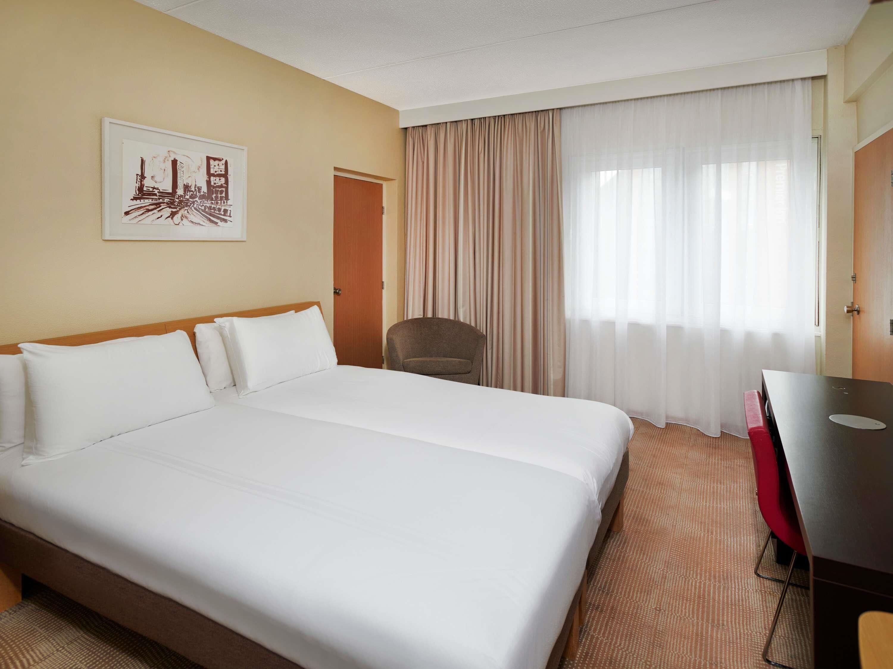 Tomannsrom – superior, 2 enkeltsenger, tilgjengelighetstilpasset | Safe på rommet, skrivebord og skrivebord for bærbar PC