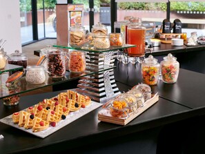 Un buffet proposant une variété de plats et une sélection de gaufres.