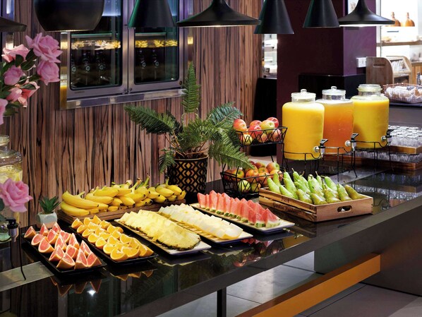 Daily English breakfast (GBP 21.75 per person)