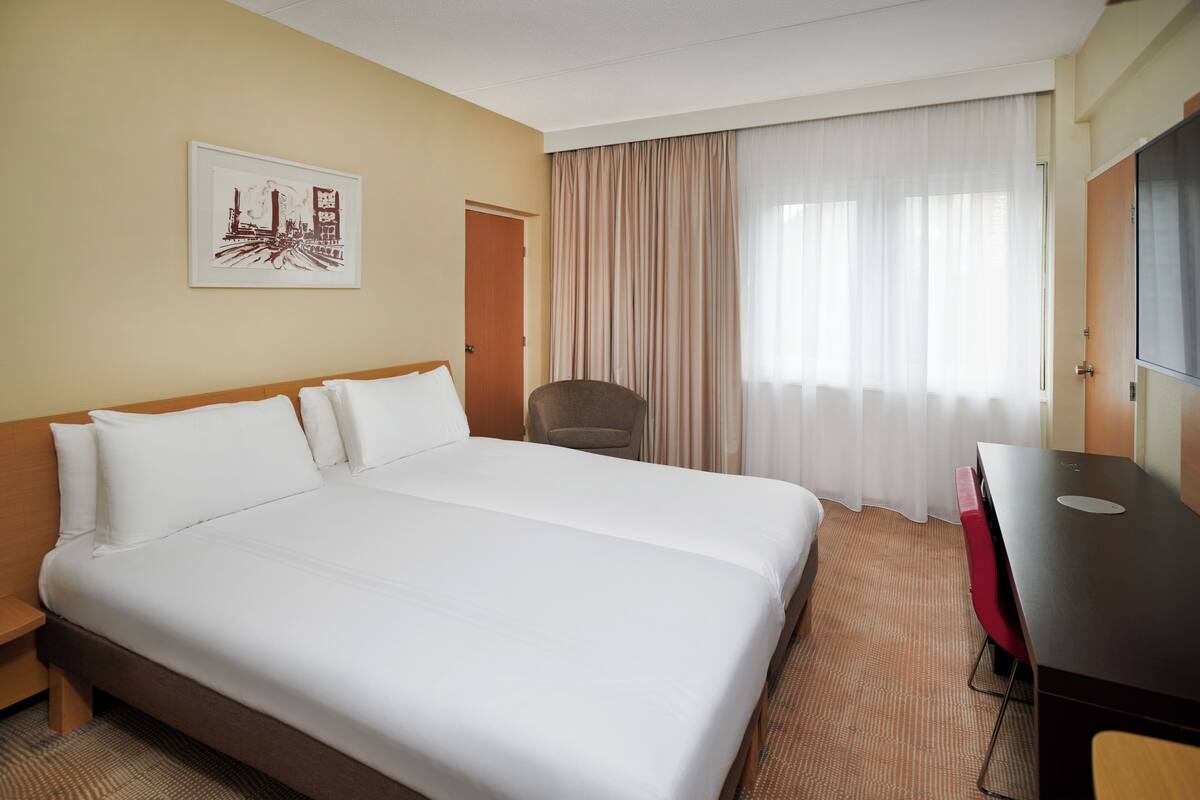 Chambre supérieure avec lits jumeaux, 2 lits jumeaux, accessible aux personnes à mobilité réduite | Minibar, coffre-fort, bureau, rideaux d’obscurcissement