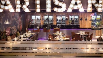 2 restaurantes; se sirve desayuno y almuerzo; cocina europea moderna