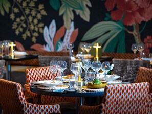 2 restaurants; breakfast and dinner served