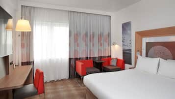 Quarto premier, 1 cama Queen (Executive) | Cofres nos quartos, escrivaninha, espaço de trabalho para notebook