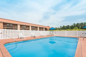 Una piscina al aire libre de temporada (de 10:00 a 20:00), tumbonas