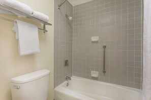 Ducha y bañera combinadas y bañera profunda