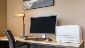 Un escritorio con computadora, teclado, ratón e impresora.
