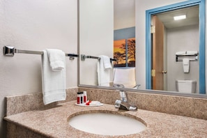 Ensemble douche/baignoire, articles de toilette gratuits, sĂšche-cheveux