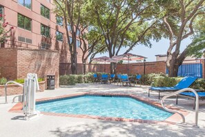Piscine couverte, piscine extérieure