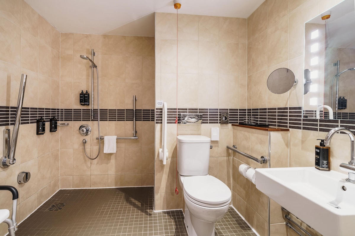 Un baño moderno con ducha, inodoro y lavabo.