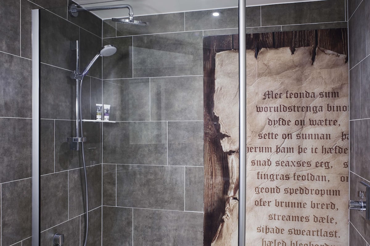 Zimmersafe, Schreibtisch, Verdunkelungsvorhänge, schallisolierte Zimmer