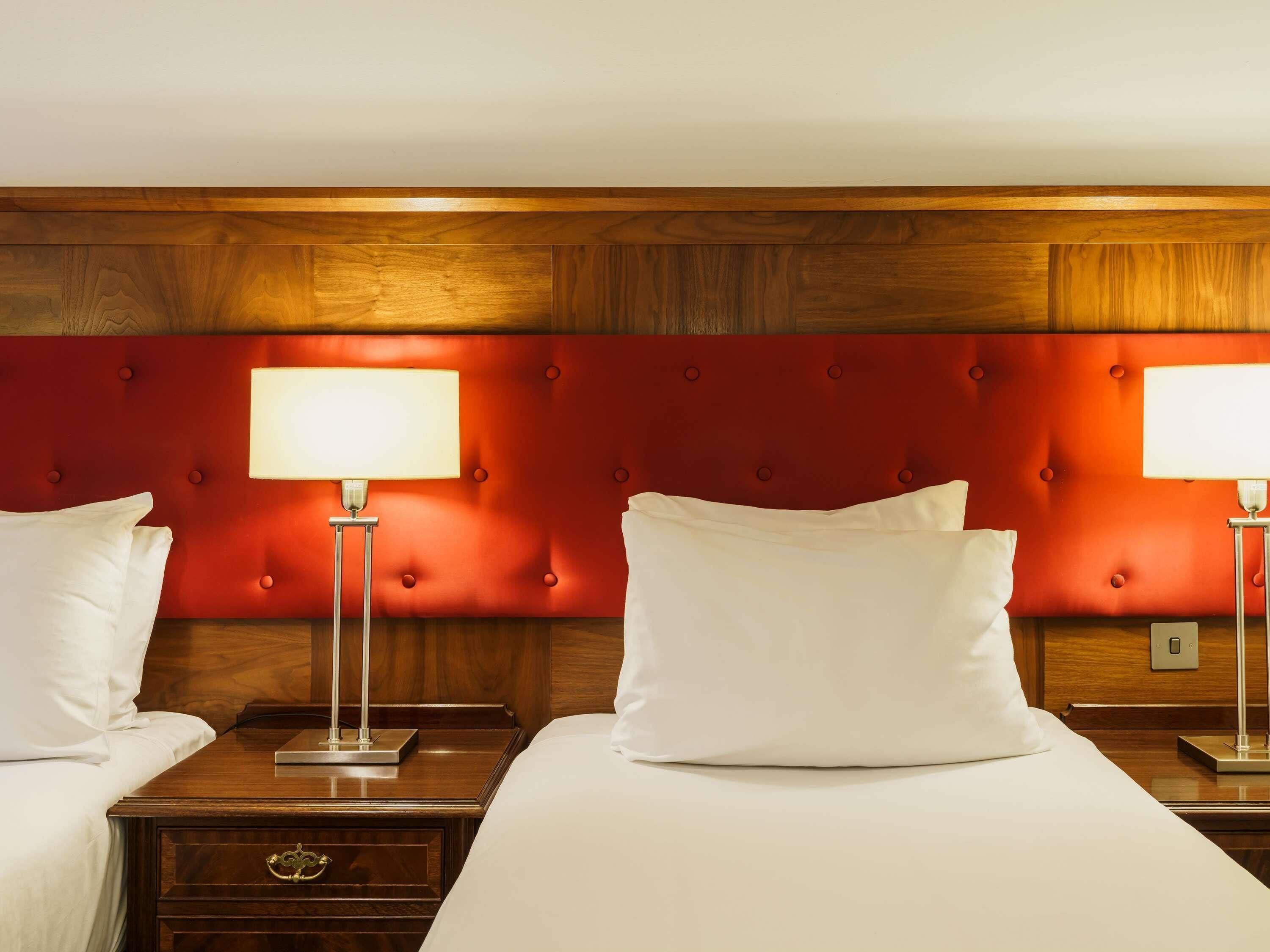 Safe på rommet, skrivebord, blendingsgardiner og lydisolert