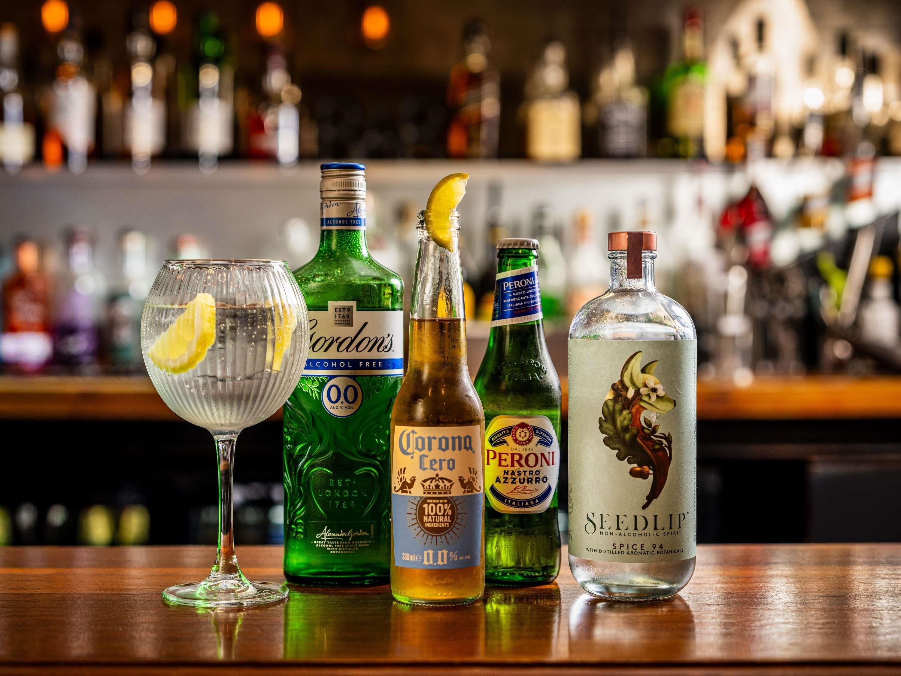 Un bar avec différentes bouteilles et un verre.