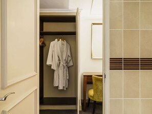 Zimmersafe, Schreibtisch, VerdunkelungsvorhƤnge, schallisolierte Zimmer