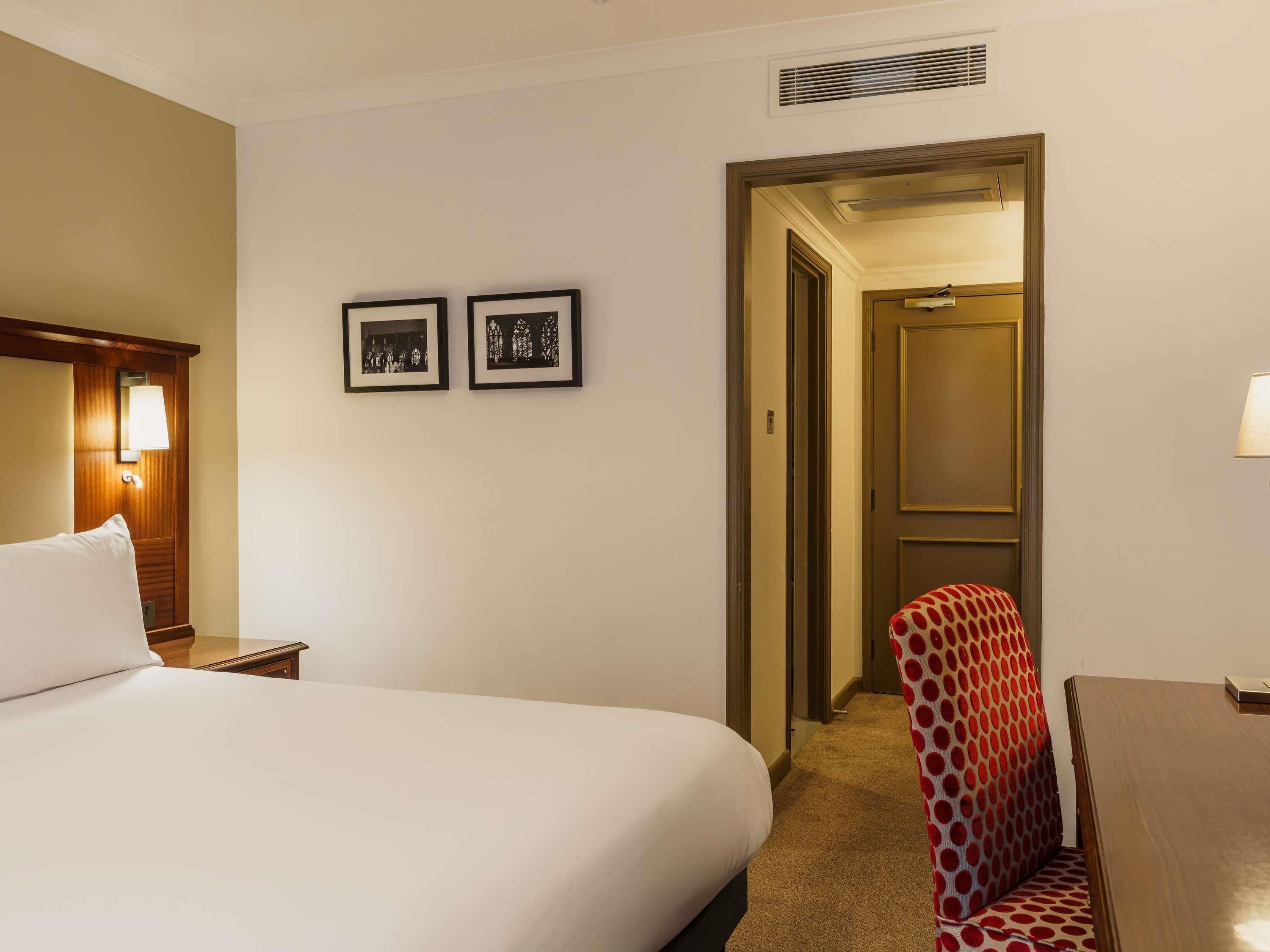 Safe på rommet, skrivebord, blendingsgardiner og lydisolert