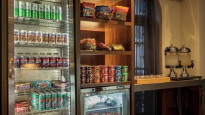 Máquina expendedora con una variedad de aperitivos y bebidas, incluyendo Fanta, Haribo y Pepsi.