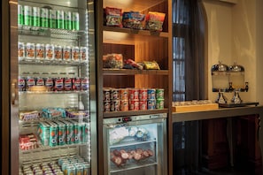 Máquina expendedora con una variedad de aperitivos y bebidas, incluyendo Fanta, Haribo y Pepsi.
