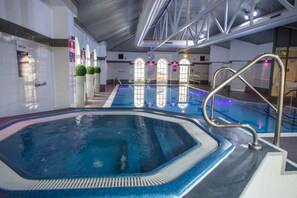 Indoor spa tub