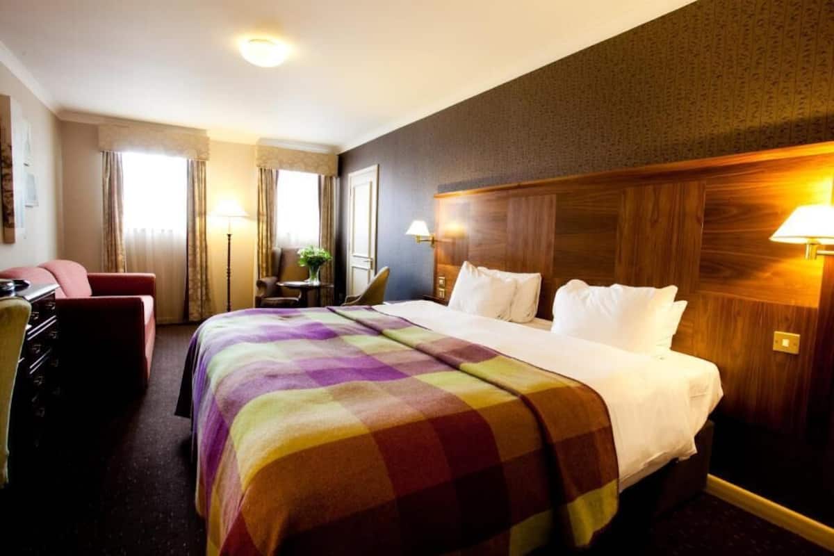 Family Room, 1 Double Bed (Classic) | In-room safe, desk, blackout drapes, soundproofing