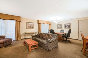 Desk, blackout curtains, iron/ironing board, free WiFi - Ramada Hotel & Conference Center by Wyndham Plymouth (Plymouth)