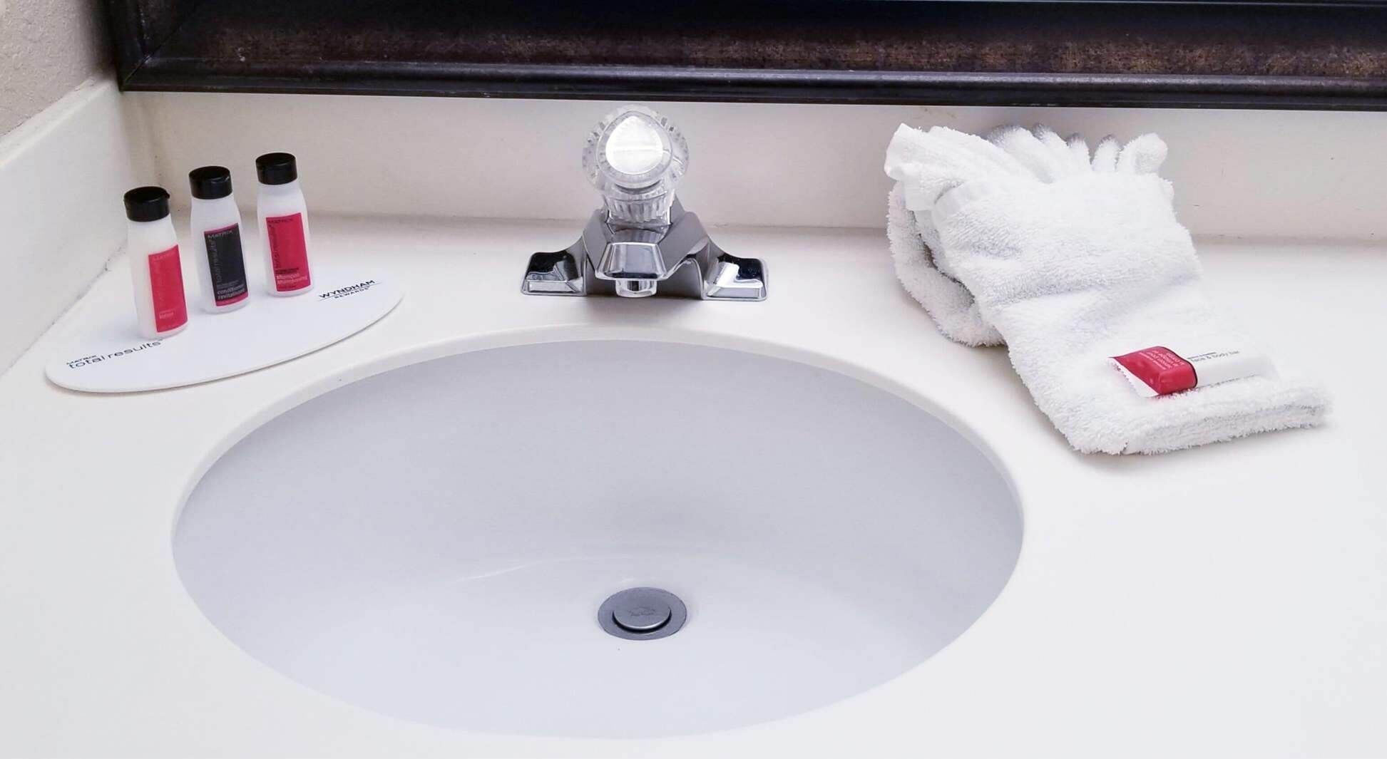 Salle de bain | Ensemble baignoire-douche, articles de toilette (gratuits)