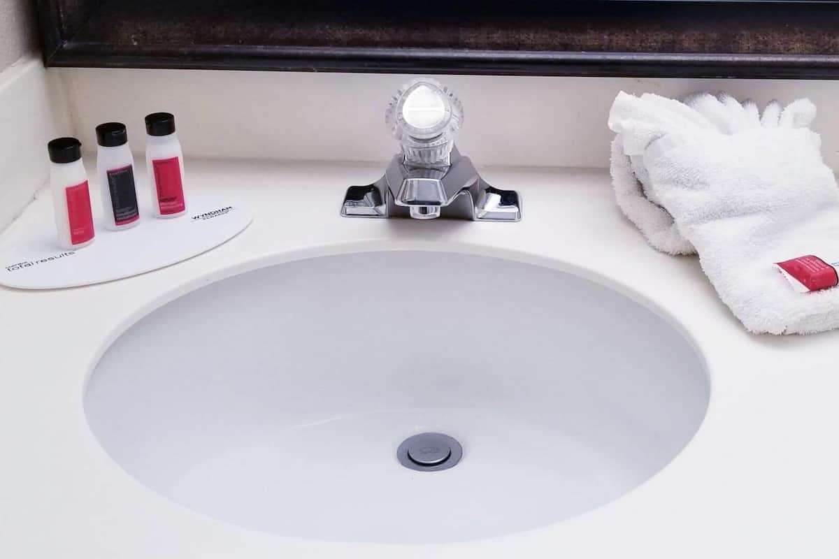 Salle de bain | Ensemble baignoire-douche, articles de toilette (gratuits)