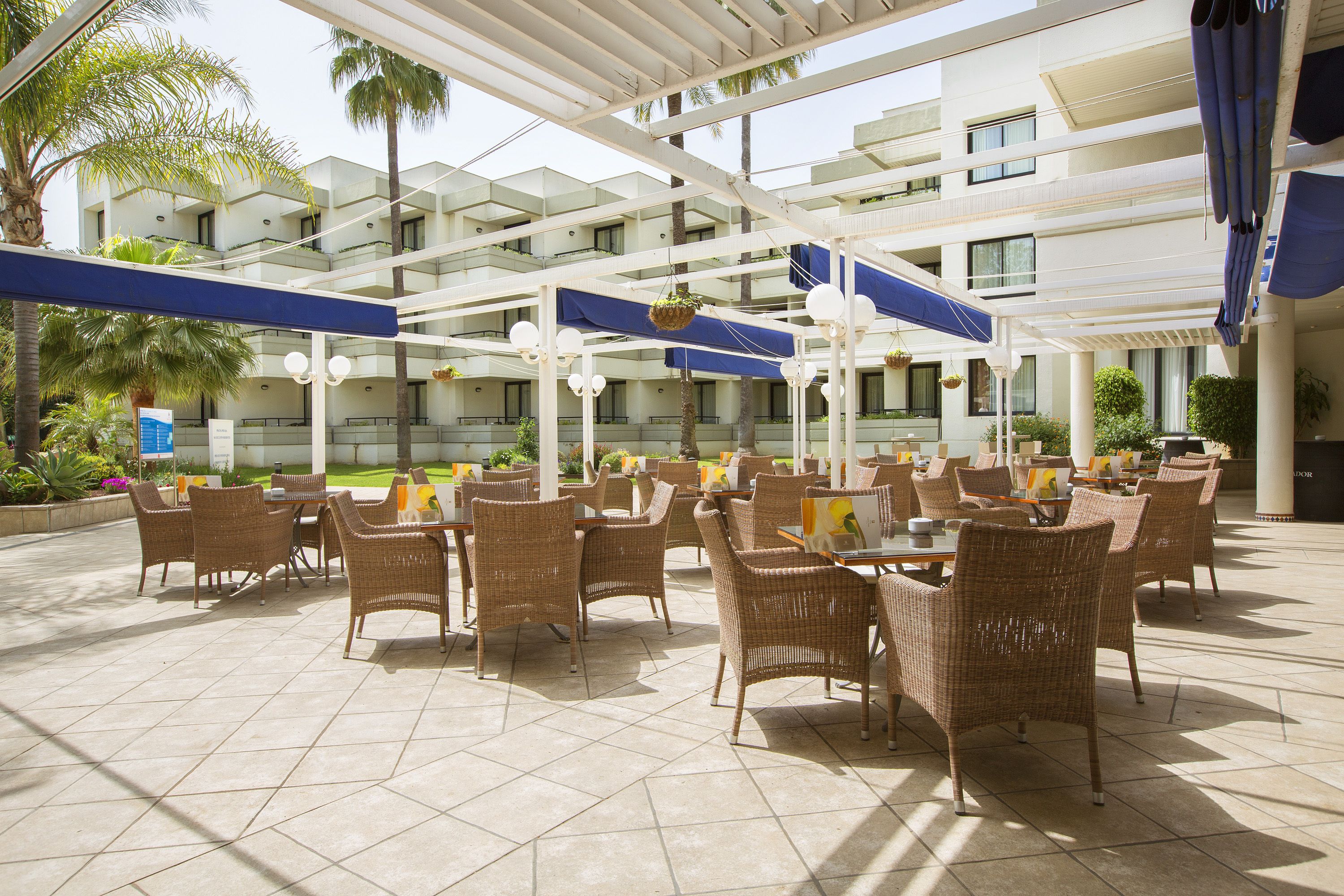 Poolside views, serves breakfast, lunch and dinner