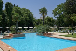 Outdoor pool, sun loungers - Hipotels Sherry Park (Jerez de la Frontera)