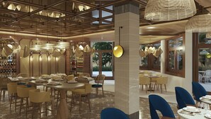 Un interior de restaurante moderno con techos altos, vigas a la vista y diferentes opciones de asientos.