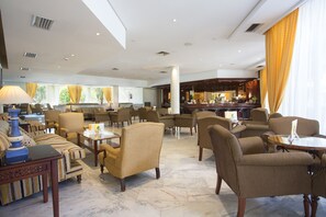 Poolside views, serves breakfast, lunch and dinner