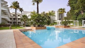 Piscine extérieure, chaises longues