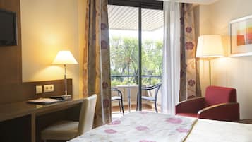 Tweepersoonskamer, voor 1 persoon, balkon, uitzicht op zwembad | Een minibar, een kluis op de kamer, een bureau, geluiddichte muren