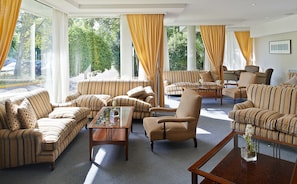 Poolside views, serves breakfast, lunch and dinner