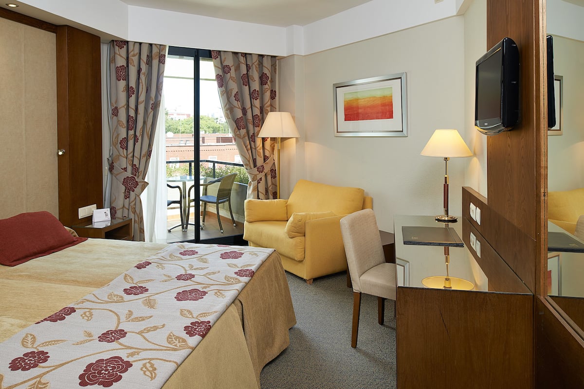 double room, balcony (with extra bed) | 1 bedroom, minibar, in-room safe, desk