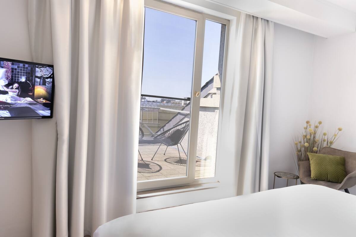 suite | minibar, desk, laptop workspace, blackout curtains