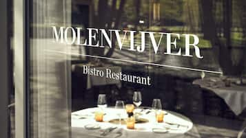 Der serveres morgenmad, frokost og aftensmad med udsigt til haven