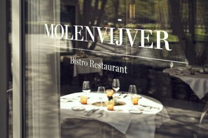 Der serveres morgenmad, frokost og aftensmad med udsigt til haven 