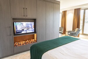 Superior Double or Twin Room | Minibar, desk, laptop workspace, blackout drapes