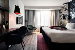 Frigobar, escrivaninha, espaço de trabalho para notebook