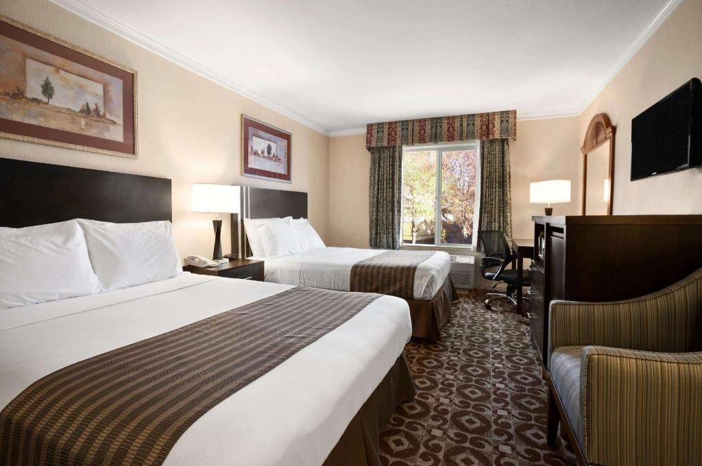 Biancheria da letto di alta qualità, una scrivania, postazione laptop