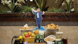 Ein Frühstücksbuffet mit verschiedenen Speisen, darunter Obst, Gebäck und Getränke.