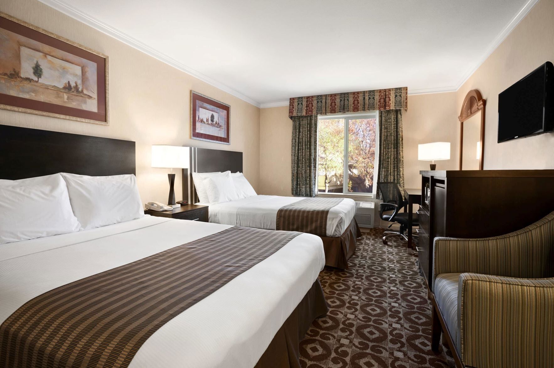 Biancheria da letto di alta qualità, una scrivania, postazione laptop