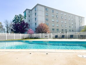 Una piscina cubierta, una piscina al aire libre de temporada, sombrillas
