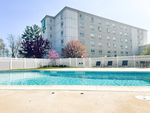 Indendørs pool, sæsonbestemt udendørs pool, parasoller, liggestole