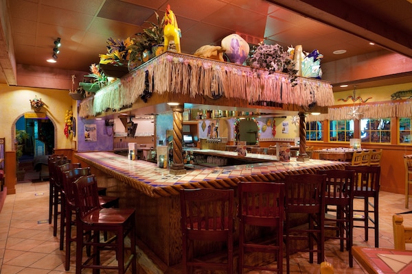 2 restaurants; breakfast, lunch, and dinner served