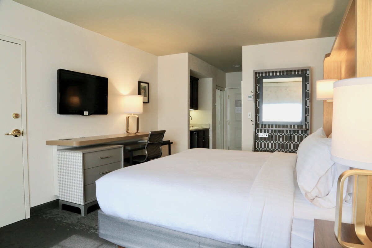 1 bedroom, desk, laptop workspace, blackout curtains
