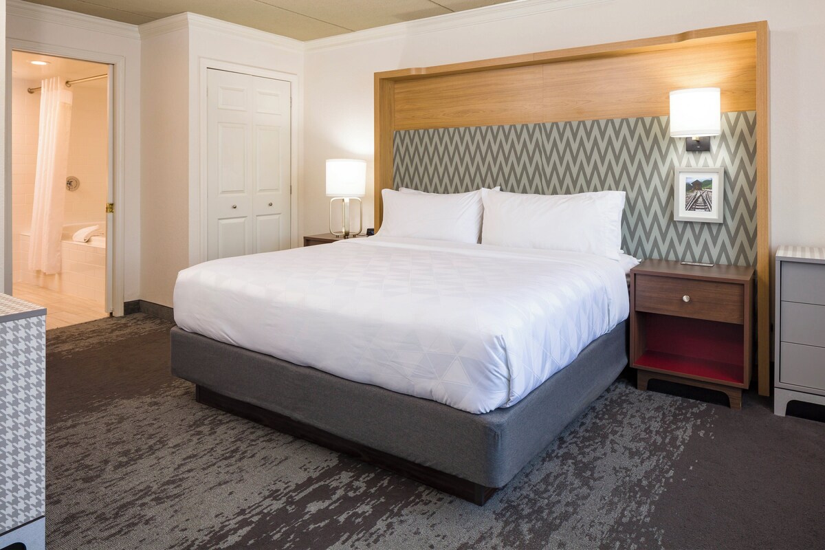 Suite, 1 King Bed, Accessible (Communication, Accessible Tub) | 1 bedroom, desk, laptop workspace, blackout curtains